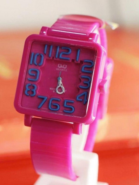 Q&Q Attractive Women VR06-004